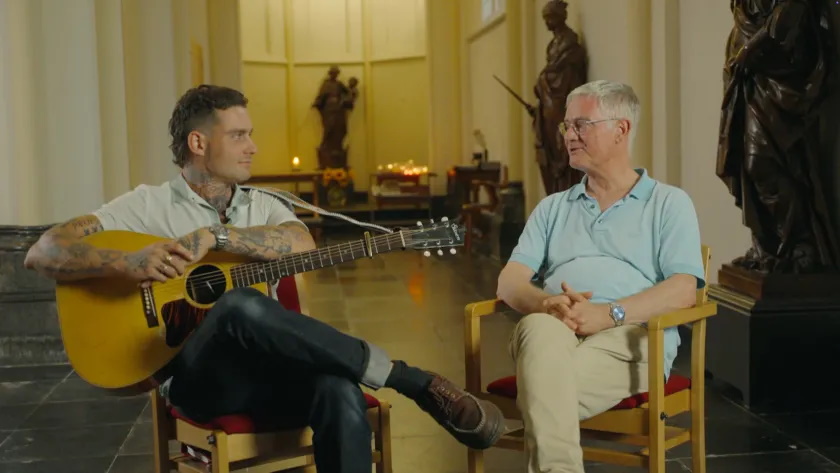 Douwe Bob in gesprek met norbertijn Frank van Roermund van de Abdij van Berne