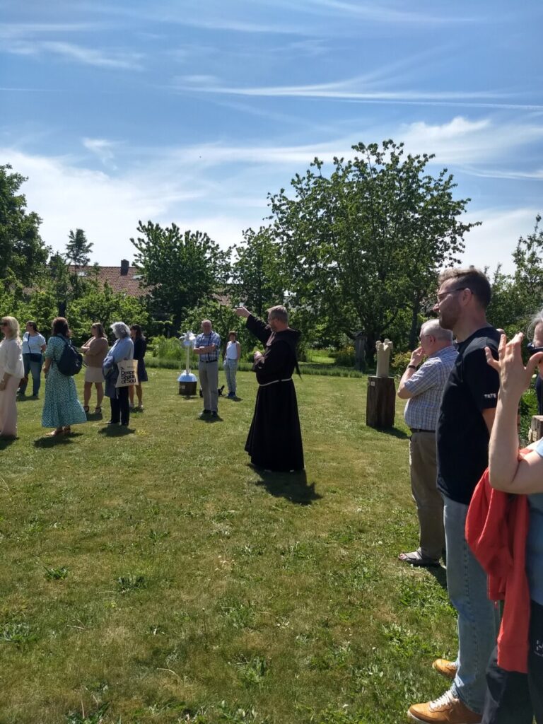 Broeder Jan ter Maat in de Hof van Lof met bezoekers