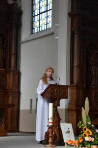 Straatpastor Lianne van Oosterhout gaat voor in de openingsviering
