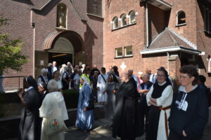 Vertrek van de eerste groep van de minipelgrimage vanuit Stadsklooster San Damiano