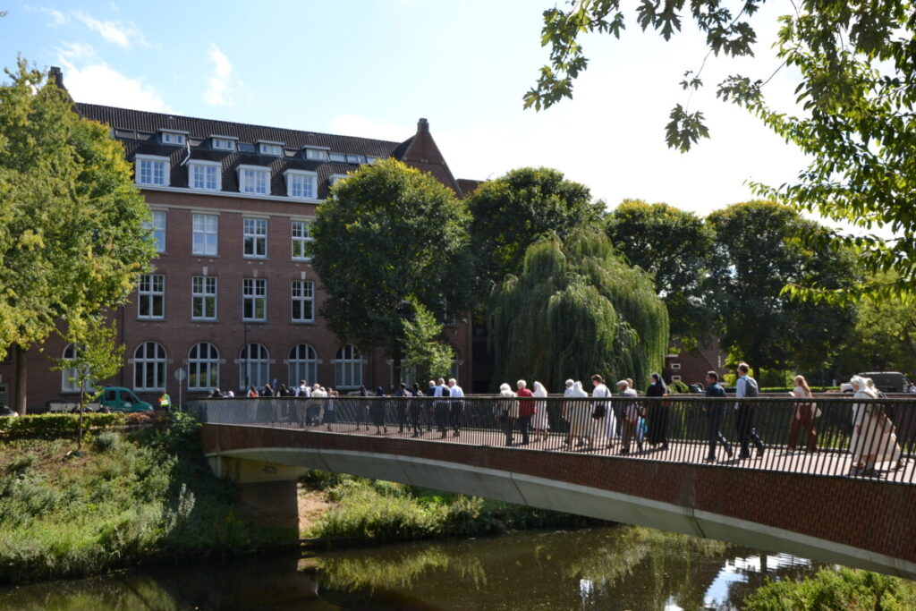 De groep op weg tijdens de minipelgrimage