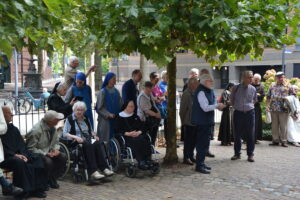 Onderweg luisteren de religieuzen naar jezuïet Ward Biemans vertelt wat hun stichter Ignatius zegt over hoop