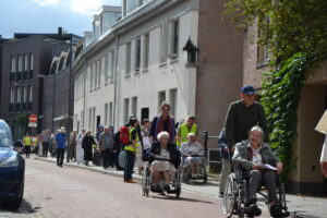 Op weg naar de laatste stop op de Parade met jong en oud