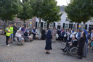 De groep luistert geboeid naar het inspirerende verhaal van zuster Lisbeth