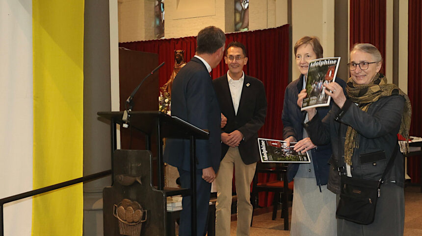 Uitreiking glossy Adolpine aan haar medezusters in Ossendrecht foto Stichting Marie Adolphine