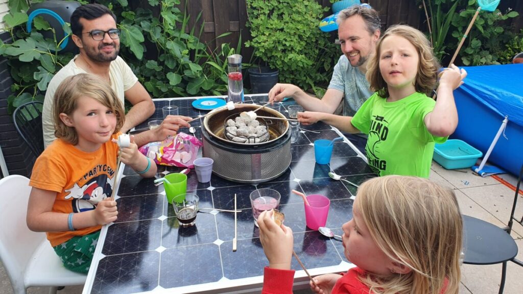 Gastgezin van Marieke en Stefan en hun kinderen met een van de loge's