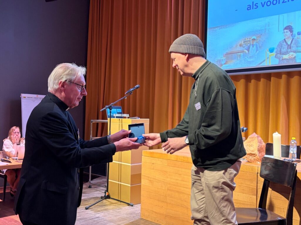 Mgr de Korte overhandigt pater Mark-Robin Hoogland de Johannespenning