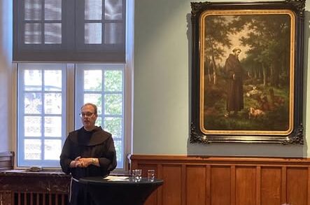 broeder hans peter bartels bij opening expo museum W