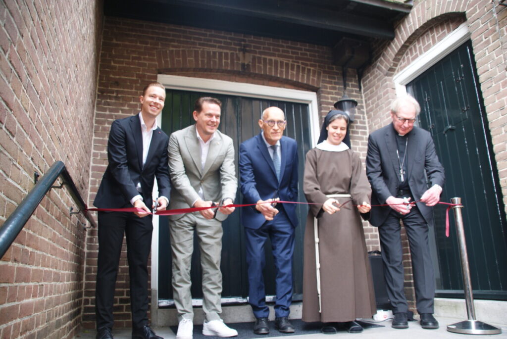 Doorknippen van het lint heropening Clarissenklooster