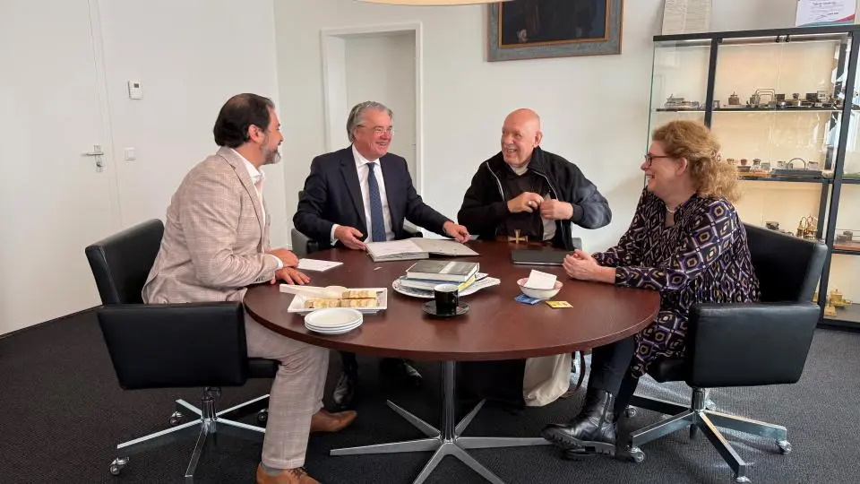 Ondertekening benoeming bijzonder hoogleraar met Sam Goyvaerts, Wim van der Donk, abt Isaac Major en Natascha Kienstra van de TST
