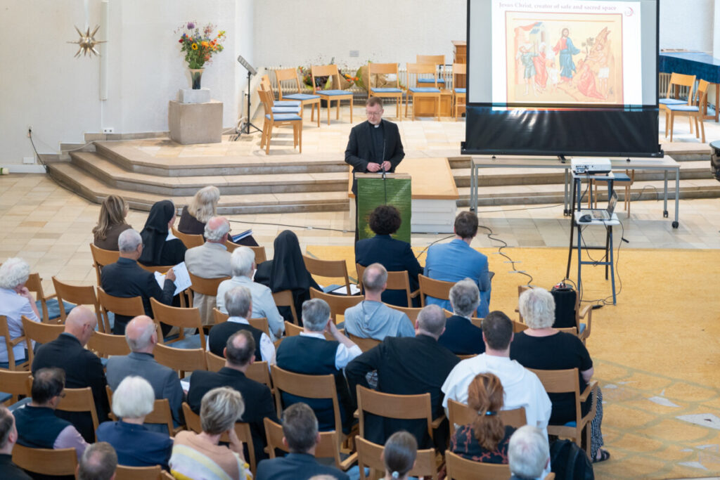 Prof Hans Zollner sj tijdens symposium over sociale veiligheid in de kerk