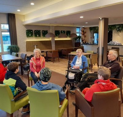 Pelgrimerende jeugd op bezoek bij Witte Zusters