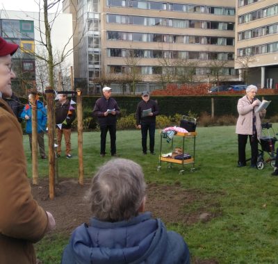 Paters en zusters planten Laudato Si’-boom bij het Wereldhuis in Boxtel