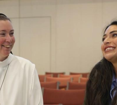 Schrijfster Lale Gül bezoekt de dominicanessen in Nijmegen in Kloostergasten