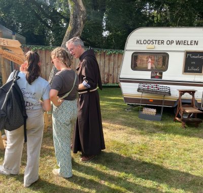 “Cool dat jullie hier zijn.” Klooster op Wielen doet intro-festivals aan