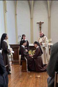 Twee zusters doen geloften voor het leven