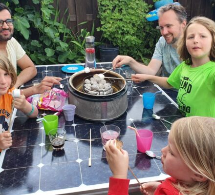 Gastgezin van Marieke en Stefan en hun kinderen met een van de loge's