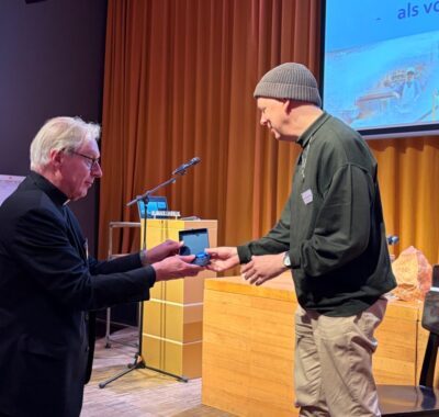 Onderscheiding voor aftredend KNR-voorzitter pater Mark-Robin Hoogland