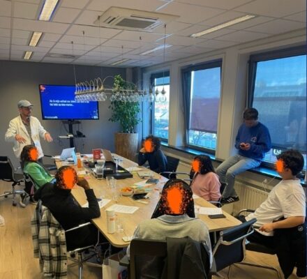 Enkele-van-de-dreamers-overleggen-over-hoe-ze-hun-verhaal-nog-beter-naar-buiten-kunnen-brengen